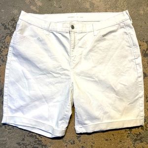 Old Navy Mid Rise White shorts. Size 18.